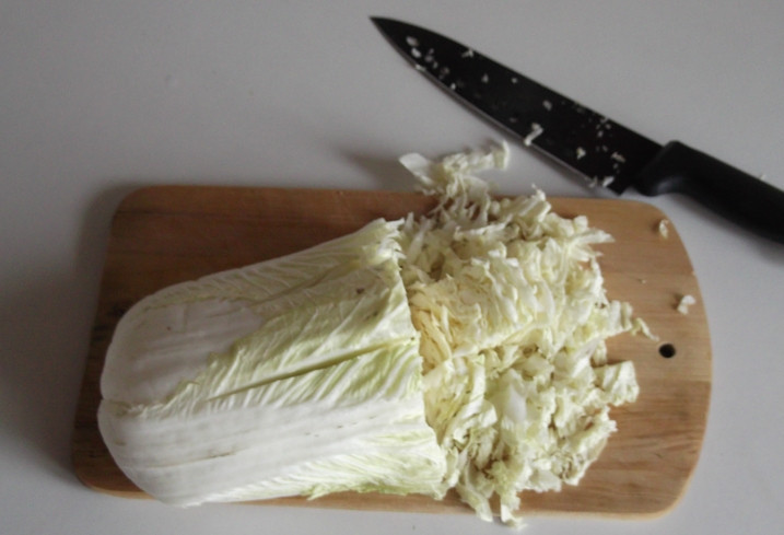 1. Этап. Салат из черешкового сельдерея: Мелко нашинкуйте капусту.