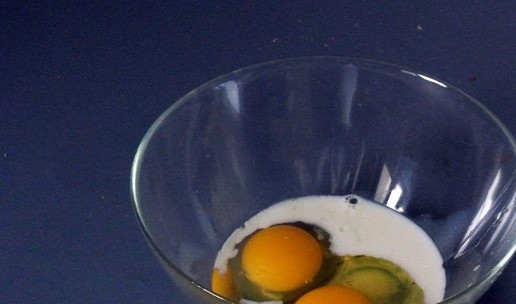 1. Этап. Ленивый хот-дог: Приготовить кляр. Разбить 2 яйца, добавить сливки, черный молотый перец, соль.