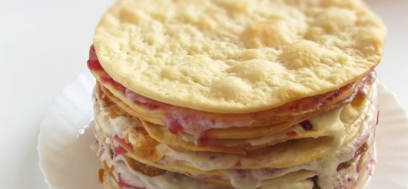 1. Этап. Торт Степка-растепка: 5. Соберите торт: каждый корж смажьте сначала смородиновым вареньем, а затем кремом (2-3 столовые ложки). Соберите коржи вместе. Верхний корж не смазывайте, но оставьте немного крема.