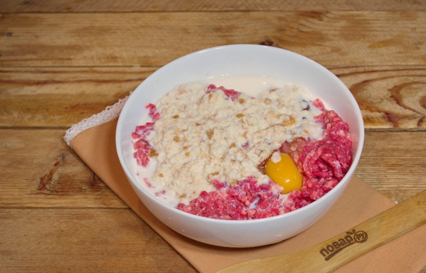 1. Этап. Ала-тоо: Размочите булку в молоке. Добавьте размоченную булку к мясу, перемешайте. Добавьте яйца и измельченный репчатый лук.