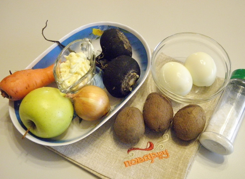 1. Этап. Салат Губернаторский: Приготовьте продукты для салата. Отварите картофель и яйца до готовности. Все остудите. Все ингредиенты потрите на крупной терке. С яблока предварительно снимите кожуру. Если лук горький, то промойте его в кипяченой воде.