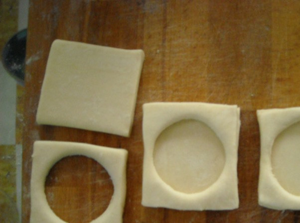 1. Этап. Жульен в корзиночках: У части квадратиков вырежьте серединку и сложите попарно – один целый, а на него второй с дырочкой.