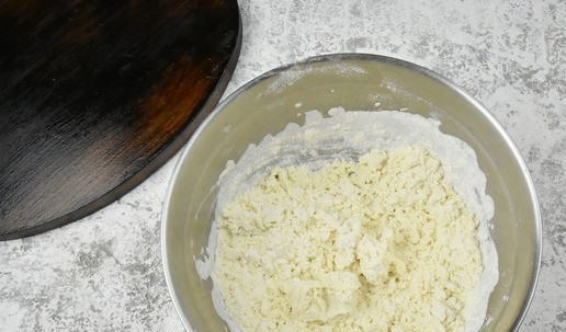 1. Этап. Закуска индилайтовые ножки: Просейте муку и частями введите в йогурт, размешайте до впитывания влаги мукой.