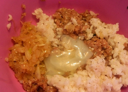 1. Этап. Юварлакья: 3. К фаршу добавляем половину обжаренного лука с чесноком, белок, рис, соль и перец по вкусу. Можно добавить и мелко нарубленную зелень.