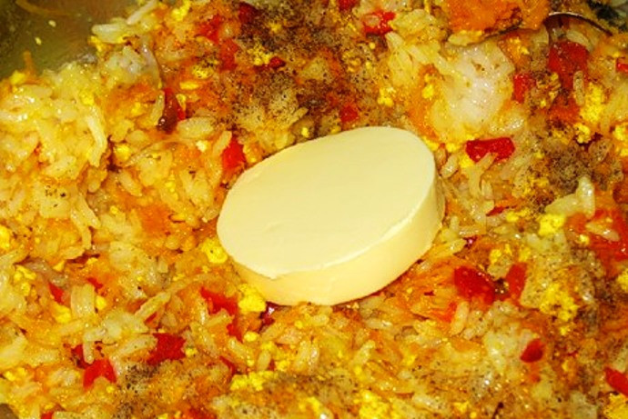 1. Этап. Вегетарианские голубцы с паниром: Затем добавьте морковь, порезанный перец, щепотку соли и протушите до готовности. Далее смешайте овощи с рисом, добавьте перец по вкусу, кусочек сливочного масла, перемешайте и дайте остыть.