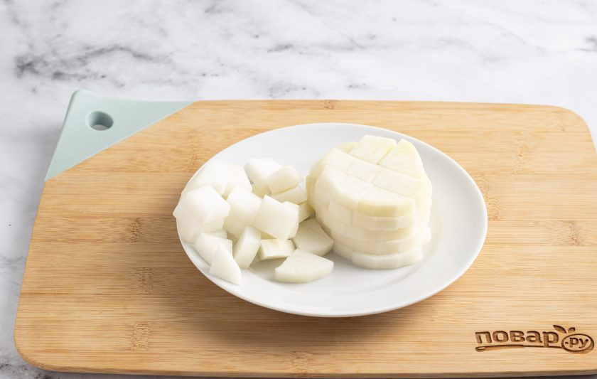 1. Этап. Набак кимчи на воде: Дайкон очистите от кожуры и порежьте на тонкие квадратики.