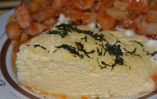 1. Этап. Вареный омлет в пакете: 6. Пакет аккуратно разрезать и выложить омлет на тарелку. Несмотря на причудливую форму, такой омлет прекрасно можно порезать ножом на порционные кусочки и подавать к столу, украсив зеленью.