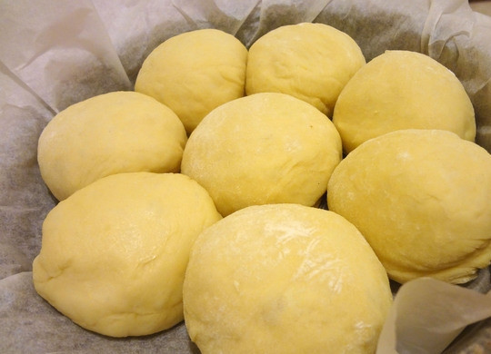 1. Этап. Пампушки: 7. Форму для выпечки застелите пергаментом, выложите шарики из теста, запекайте 20-30 минут в разогретом до 180 градусов духовом шкафу.