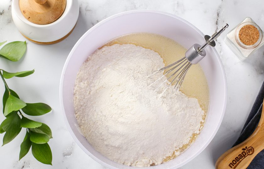 1. Этап. Толстые блинчики: Добавьте муку и соль.