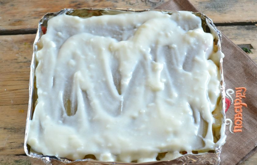 1. Этап. Овощная лазанья: Последним слоем должно быть тесто с соусом бешамель. Поставьте лазанью в разогретую до 220°С духовку и выпекайте 25-30 минут.