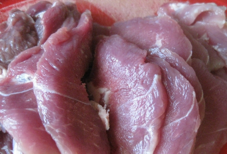 1. Этап. Гуляш из телятины в мультиварке: Для начала мы телятину промываем и вытираем ее насухо, затем нарезаем мясо тонкими ломтиками.