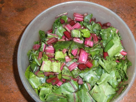 1. Этап. Свекольник классический с мясом: 1. Перед тем, как приготовить свекольник классический с мясом, свеклу очистите от листьев, удалите кожуру и натрите на терке. Поставьте отвариваться яйца вкрутую и говядину до полной готовности.