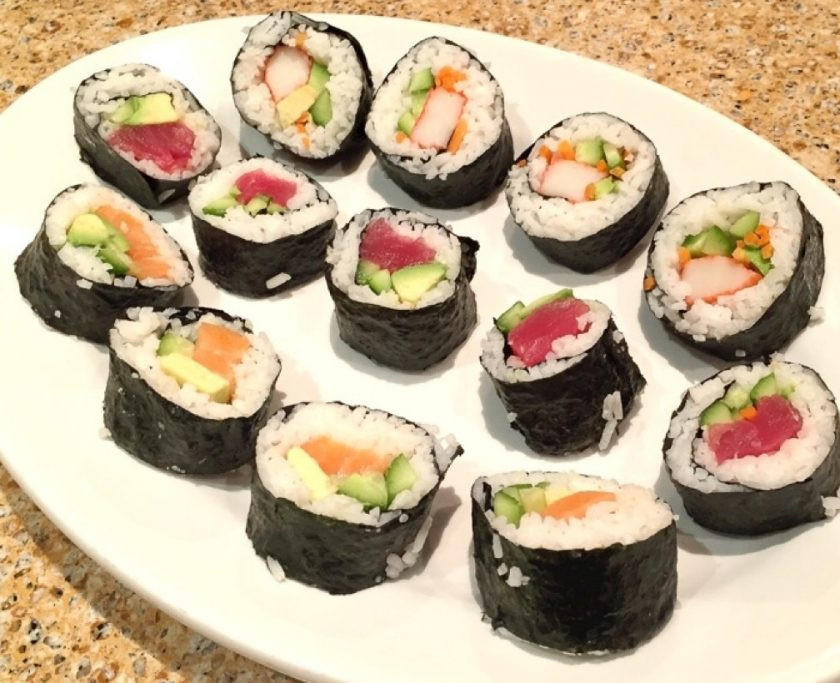 1. Этап. Роллы простые: 6. Выложите блюдо в тарелку и подавайте с соусом и имбирем.