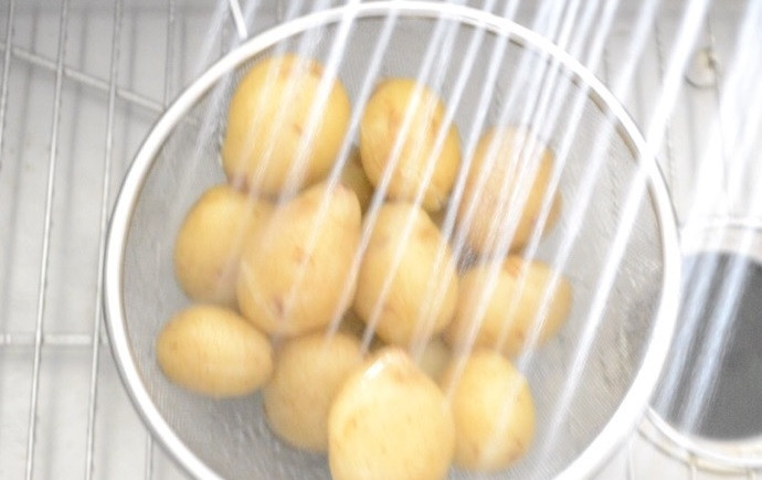 1. Этап. Картофельный салат с соусом Тцатцики: 2. Откиньте картофель на сито и обдайте холодной водой.