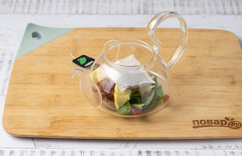 1. Этап. Зеленый чай с ягодами годжи: Переложите мяту и лимон в заварочный чайник, добавьте ягоды годжи и зеленый чай.