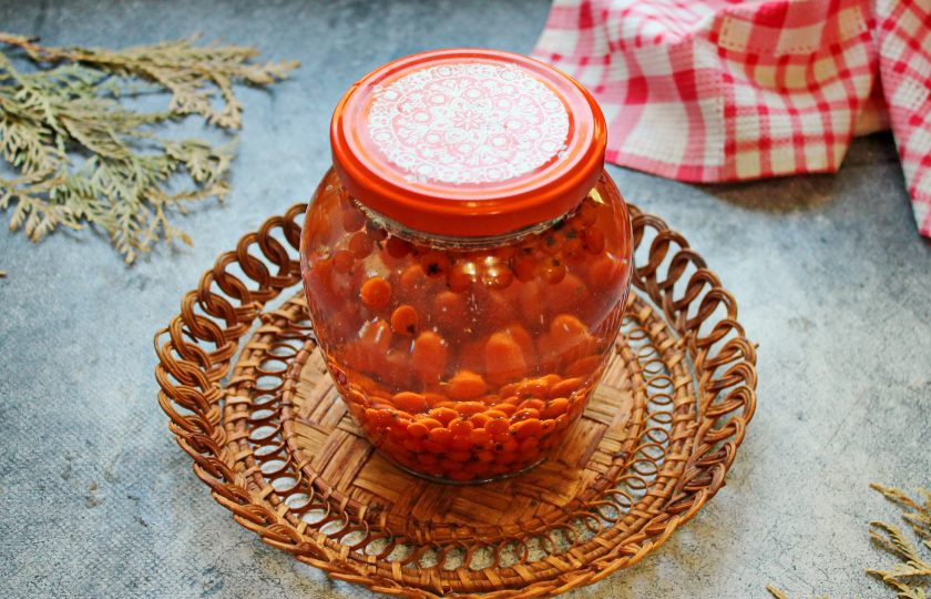 1. Этап. Компот из красной рябины на зиму: В стерилизованные банки засыпьте ягоды рябины и залейте кипятком. Покройте прокипяченной крышкой и оставьте до полного остывания.