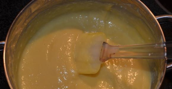 1. Этап. Торт Киевский классический: 13. Добавьте немного воды, поставьте на огонь. Постоянно помешивая, уварите немного до загустения.