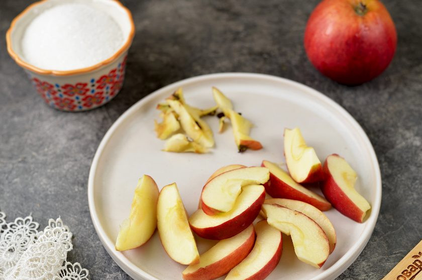 1. Этап. Варенье из яблок быстрое и живое: Разрежьте яблоки пополам, удалите сердцевину, мякоть нарежьте тонкими дольками. Чистить яблоки от кожуры не требуется, она поможет сохранить долькам форму.