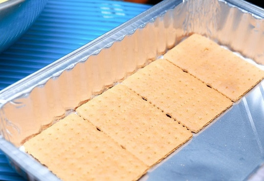 1. Этап. Вкусный торт из печенья: 3. Подготовьте удобную форму и выложите на дно ровным слоем печенье. Хочу сразу сказать, что вы можете использовать абсолютно любое печенье, которое вам по душе.