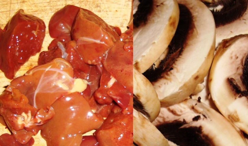 1. Этап. Салат из куриной печени с горчицей: Нарежьте печень и грибы.