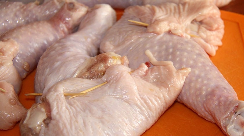 1. Этап. Фаршированные куриные окорочка без кости: Апельсин очистите от кожуры и мелко нарежьте. Спустя час добавьте к фаршу. Перемешайте. Наполните начинкой окорочка. Края закрепите зубочисткой.