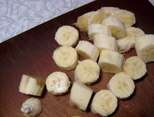 1. Этап. Молочный коктейль с сиропом: 2. Банан необходимо очистить от кожуры и нарезать небольшими кусочками. Лучше всего взять более мягкий, хорошо созревший банан, чтобы он тщательно взбился и не осталось комочков.