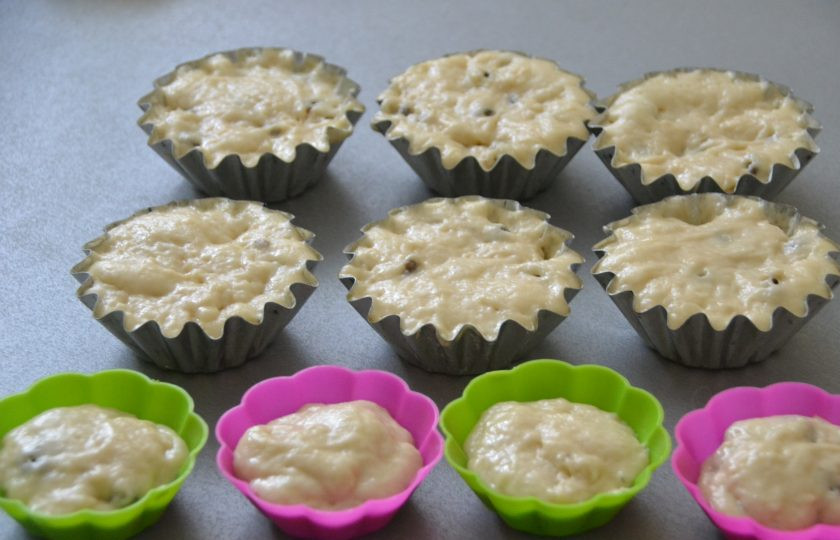 1. Этап. Кекс Майский: Распределите тесто по формочкам и дайте ему еще раз подойти в течение 30-40 минут.