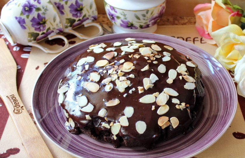 1. Этап. Американский пирог Крейзи кейк: Остывший пирог покройте шоколадной глазурью и посыпьте орехами или печеньем.