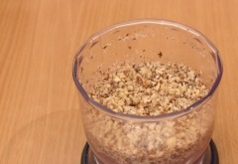 1. Этап. Римский пирог слоеный: Орехи измельчите в чаше блендера или пропустите через мясорубку, чтобы они были перемолоты как можно мельче. Вы можете использовать самые разные орехи, какие вам нравятся, например: грецкие, лесные, кешью, миндаль. Если у вас орехи сырые, то перед использованием стоит их обжарить на сухой сковородке, чтобы раскрыть их вкус.