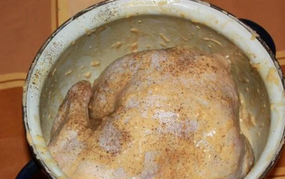 1. Этап. Целая курица в мультиварке: Замаринуйте курицу и оставьте на полчаса.