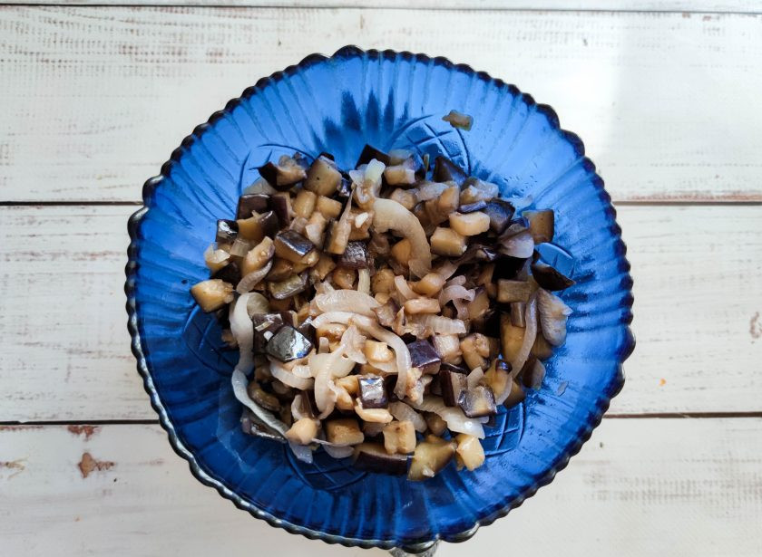 1. Этап. Салат из жареных баклажанов с майонезом: Жареные баклажаны с луком выложите в глубокую тарелку.