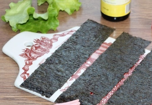 1. Этап. Гунканы с тунцом: 11. Смазываем кончики полосок рисовым уксусом. И формируем из полосок нори стаканчики.