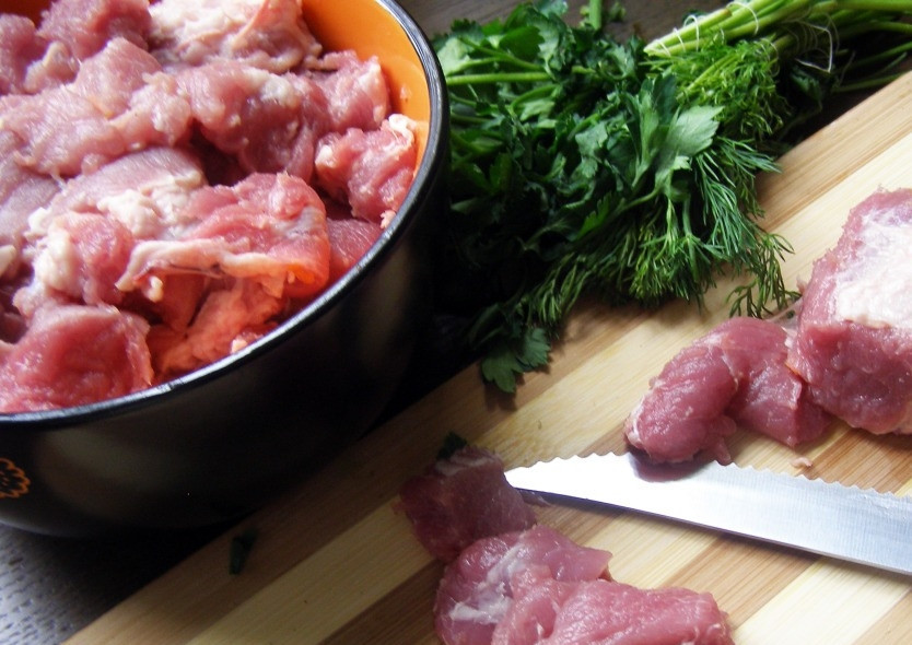 1. Этап. Мясо кусочками под соусом: Мясо промойте, а потом нарежьте небольшими кусочками.