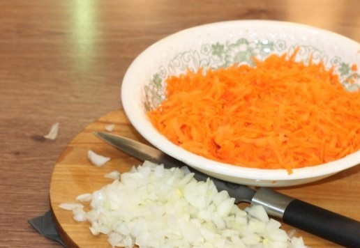 1. Этап. Ленивые голубцы, запечённые под соусом: 11. Приготовим к голубцам заливку, соус. Нарезаем репчатый лук маленькими кубиками. Трем на крупной терке морковь.