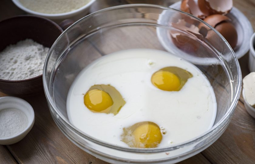 1. Этап. Манник с маком на молоке в духовке: В миску залейте молоко, вбейте яйца, добавьте сахар.