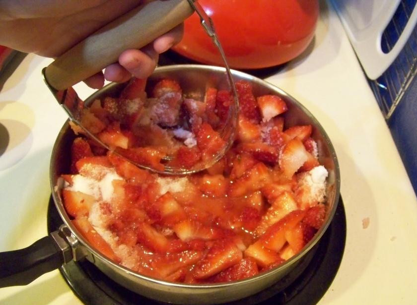 1. Этап. Запеканка с клубникой и ревенем: 3. Положить клубнику, сахар и имбирь в среднюю кастрюлю и измельчить ягоды до консистенции пюре погружным блендером или резаком для теста. Поставить кастрюлю на средний огонь и, помешивая, довести до кипения. Влить растворенный крахмал в кастрюлю и взбить венчиком, снова довести до кипения. Готовить, помешивая, пока смесь не загустеет, около 3 минут. Снять кастрюлю с огня, размешать с ванильным экстрактом и вылить начинку поверх ревеня.