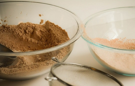 1. Этап. Капкейки Красный бархат на кефире: 2. Соедините и просейте все вместе.