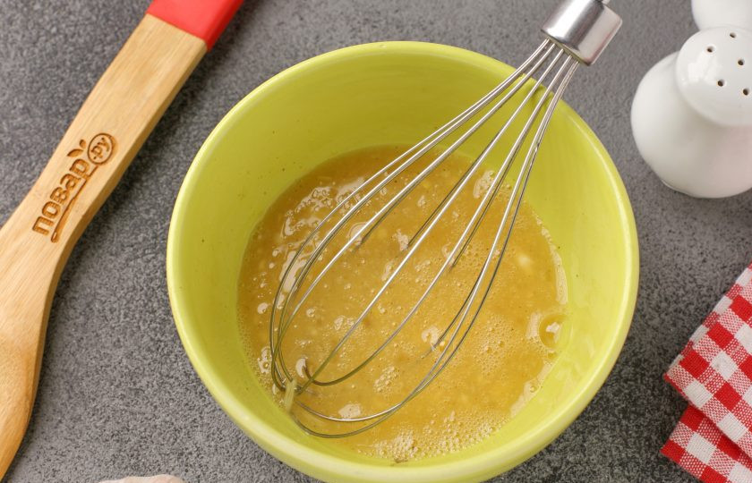 1. Этап. Гренки из черного хлеба с яйцом: Взбейте.