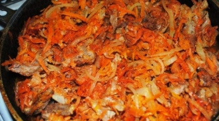 1. Этап. Мясо по-гусарски: После того, как мясо промариновалось, выложите все на сковороду и обжаривайте на растительном масле в течение 30-40 минут.