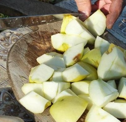 1. Этап. Курица в казане: Нарезаем крупно яблоки и отправляем их в казан.