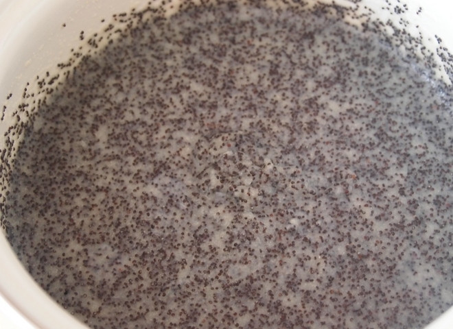 1. Этап. Творожно-маковый пирог: В манку влейте молоко, добавьте мак, сахар (оставшиеся 100 граммов), поставьте на небольшой огонь, помешивая, доведите массу до загустения. Потом дайте настояться еще минут 10.