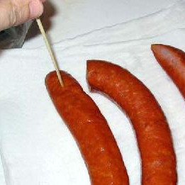 1. Этап. Жареная колбаса с картофелем: Нагреваем сковороду до 200F. Сделайте проколы на колбасках зубочисткой.