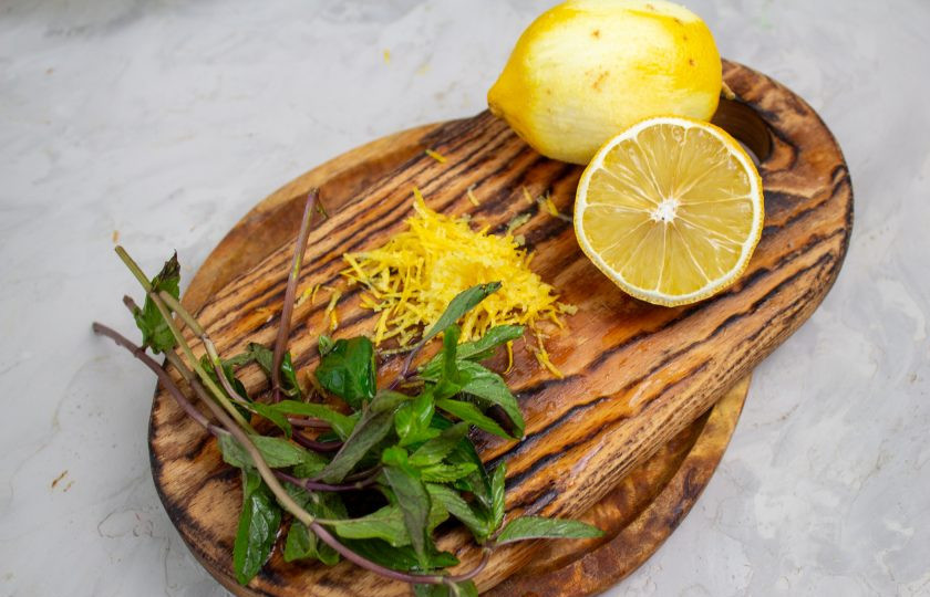 1. Этап. Варенье из клубники с лимоном и мятой: Веточки мяты промойте. С лимона снимите цедру и выдавите сок. Количество сока регулируйте по своему вкусу, я добавила сок целого лимона.