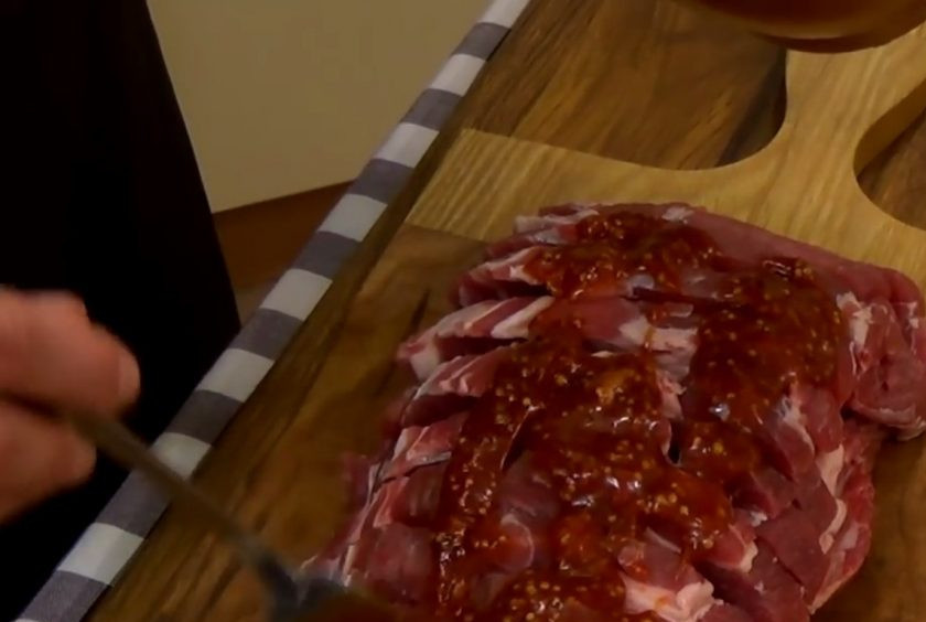 1. Этап. Запеченное мясо Книжка: 2. На килограммовом куске мяса сделайте надрезы через каждые 1,5 см. Смажьте маринадом мясо. Ранее промытый чернослив без косточек поместите в разрезы на мясе.