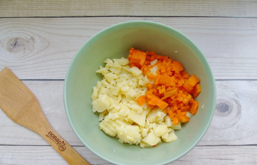 1. Этап. Салат Оливье с курицей, сладким перцем и оливками: Картофель и морковь отварите в кожуре, охладите и очистите. Нарежьте небольшими кубиками и выложите в миску.
