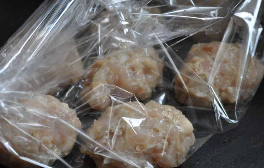 1. Этап. Паровые котлеты в духовке: Разогрейте духовку до 180 С. Рукав поместите на противень. Сформируйте котлеты и выложите в рукав. Концы рукава скрепите защелками. Отправьте запекаться на полчаса.