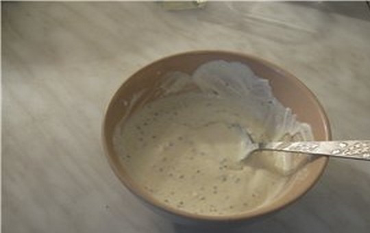 1. Этап. Салат Мюнхенский: Для заправки смешайте вместе сметану, майонез, горчицу, уксус, черный перец и соль. Взбейте заправку до однородности.