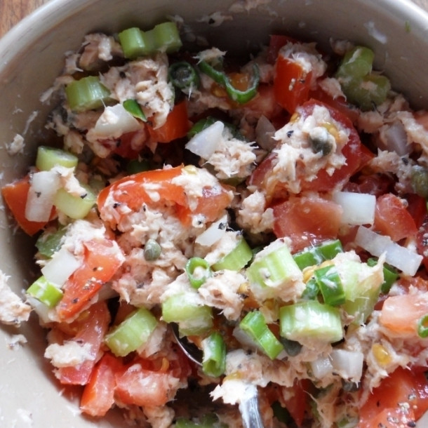 1. Этап. Салат из консервированной горбуши: Салат из консервированной горбуши готов. Приятного аппетита.