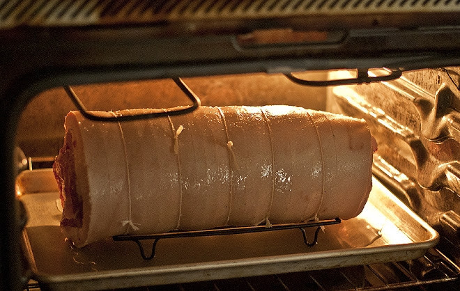 1. Этап. Паркет из свинины: 4. Отправьте свинину в разогретую до 180 градусов духовку. Вниз установите противень с горячей водой. Запекайте около 2 часов.