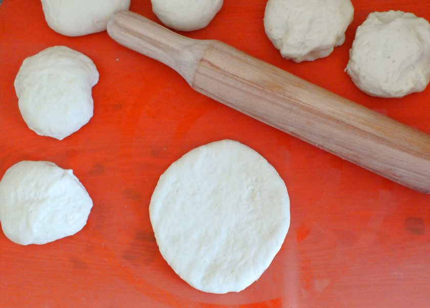 1. Этап. Бабушкины булочки: Каждую заготовку раскатайте в лепешку размером около 12-14 см.